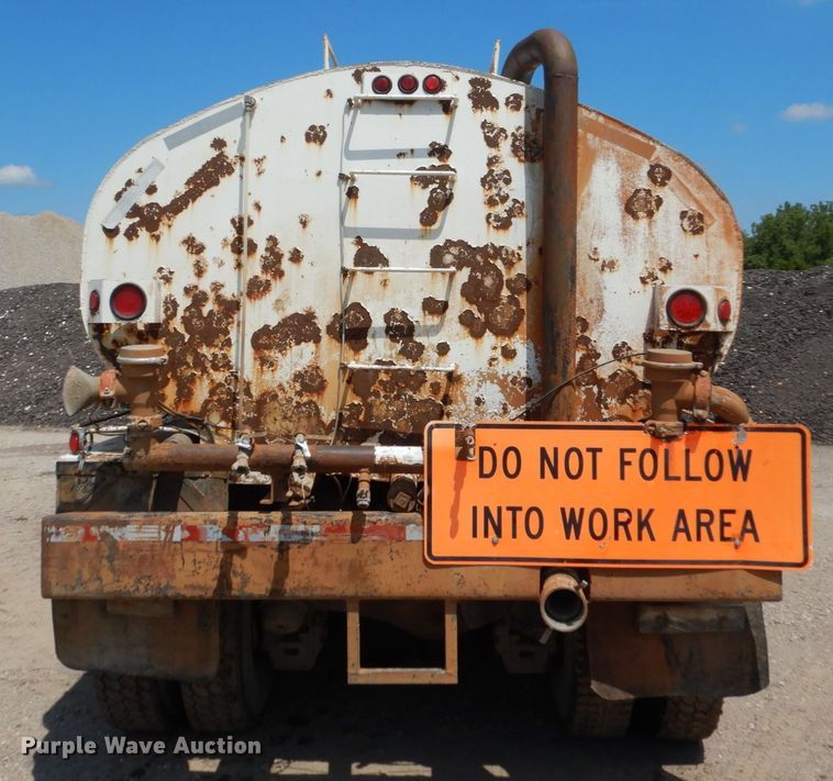 image for item HI9879 1991 Mack RD690S  water truck