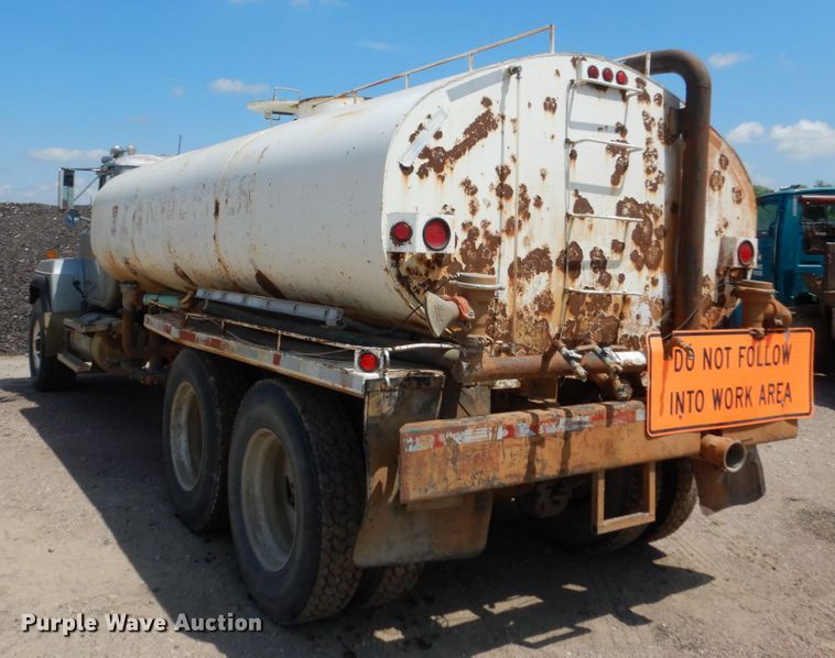 image for item HI9879 1991 Mack RD690S  water truck