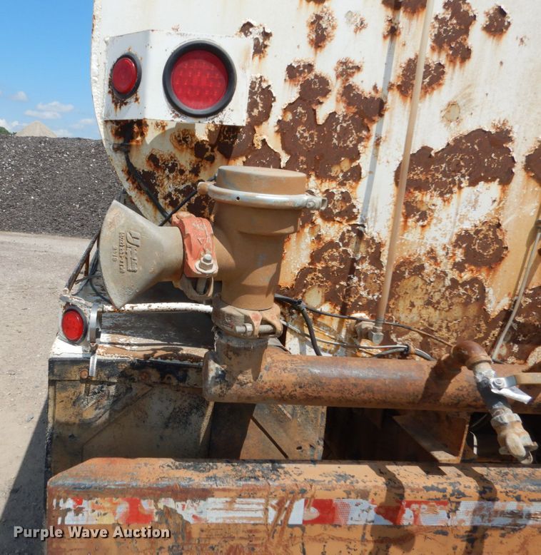 image for item HI9879 1991 Mack RD690S  water truck