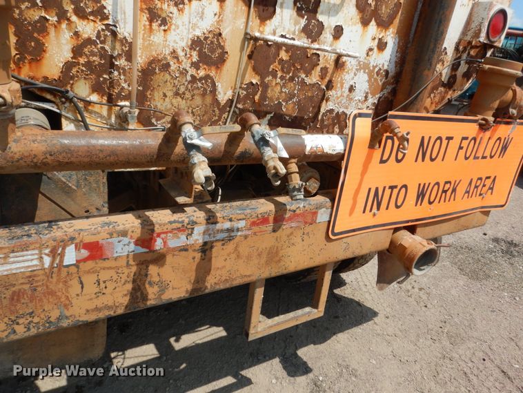 image for item HI9879 1991 Mack RD690S  water truck