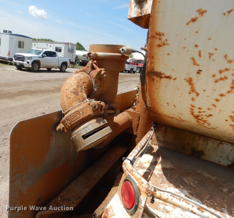 image for item HI9879 1991 Mack RD690S  water truck