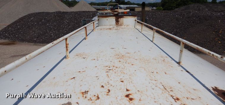 image for item HI9879 1991 Mack RD690S  water truck