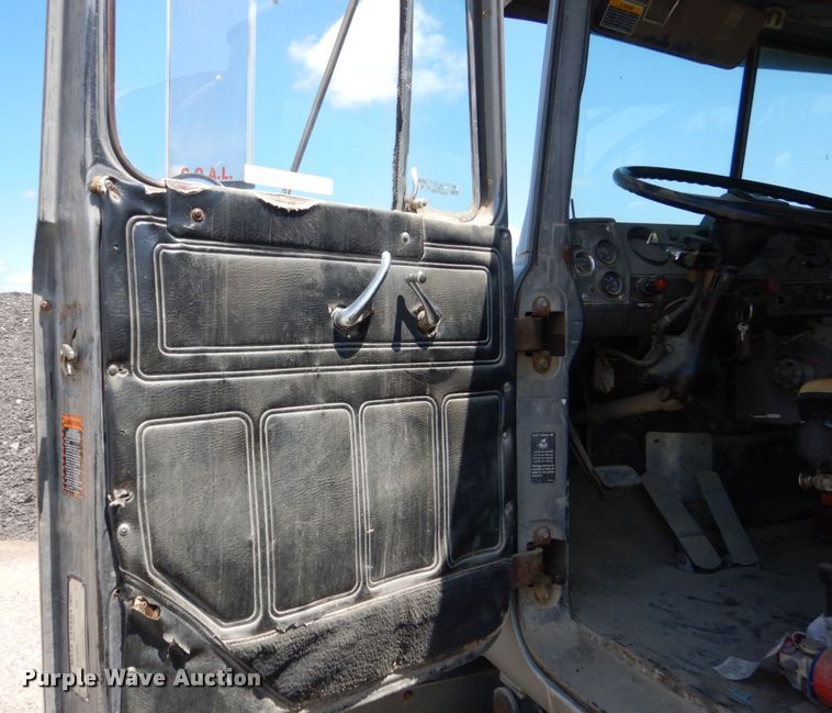 image for item HI9879 1991 Mack RD690S  water truck