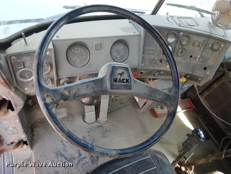 image for item HI9879 1991 Mack RD690S  water truck