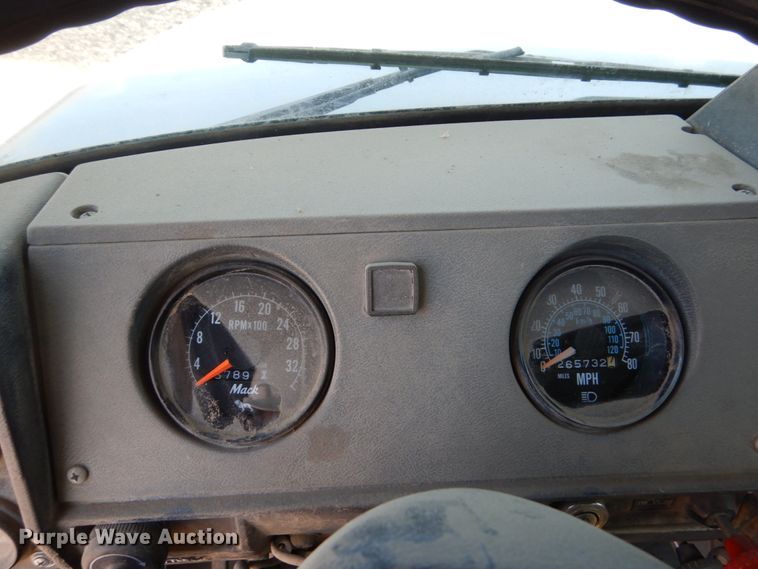 image for item HI9879 1991 Mack RD690S  water truck