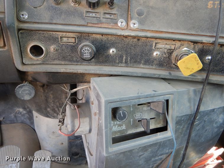 image for item HI9879 1991 Mack RD690S  water truck