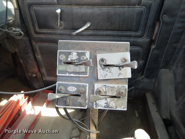 image for item HI9879 1991 Mack RD690S  water truck