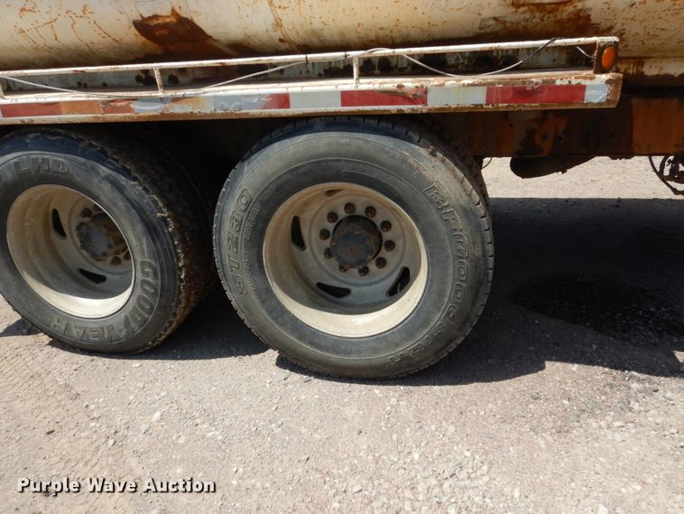 image for item HI9879 1991 Mack RD690S  water truck