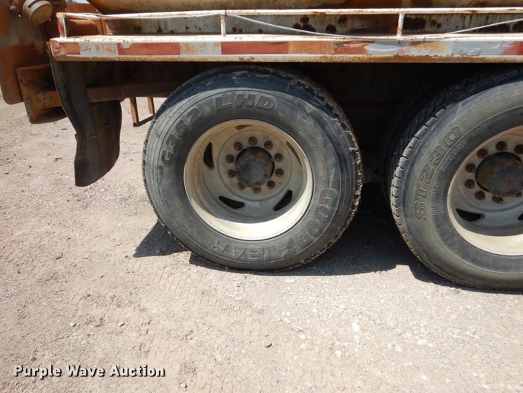 image for item HI9879 1991 Mack RD690S  water truck