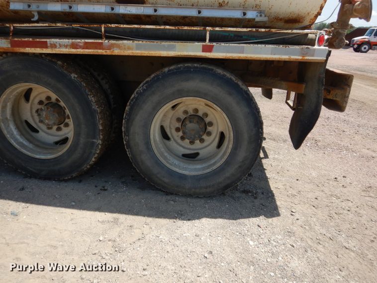 image for item HI9879 1991 Mack RD690S  water truck