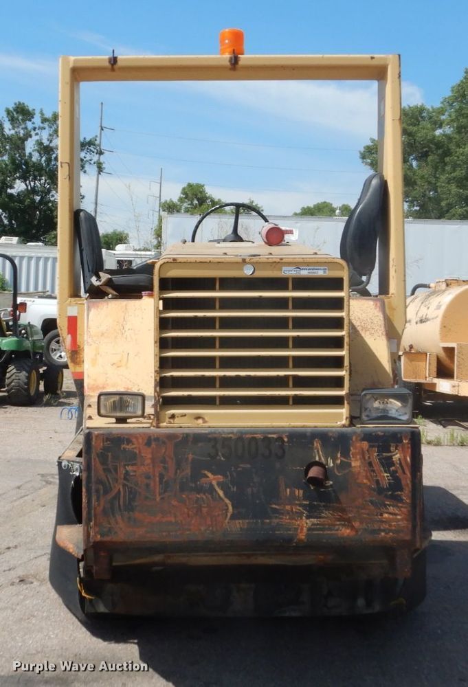 image for item HI9902 Hyster C530A  pneumatic roller