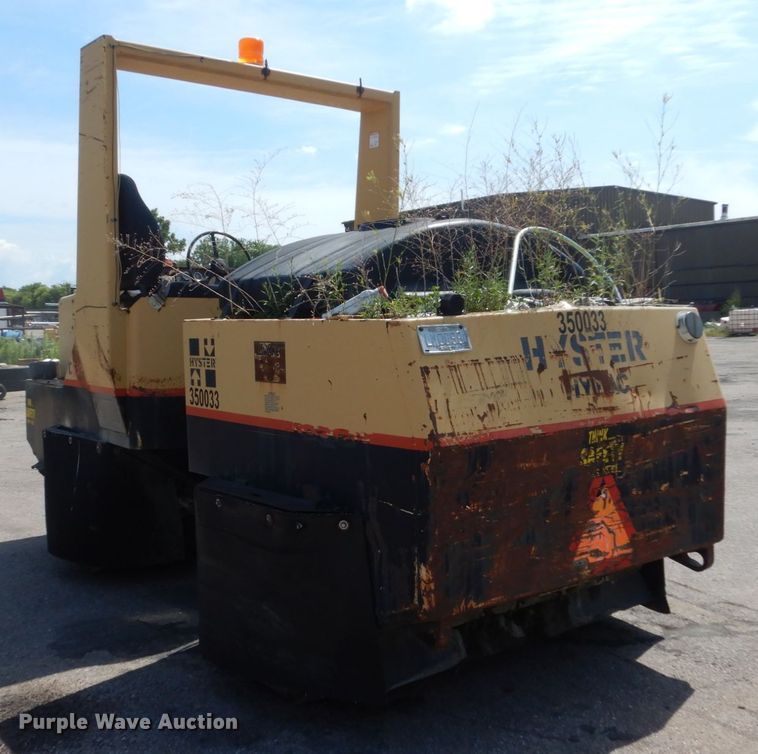 image for item HI9902 Hyster C530A  pneumatic roller