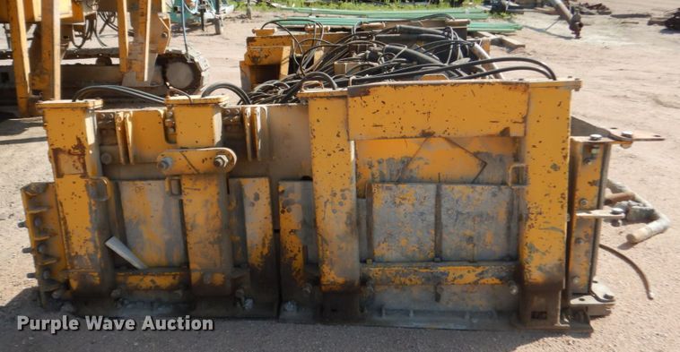 image for item HI9903 Gomaco GP-2600  slipform paver