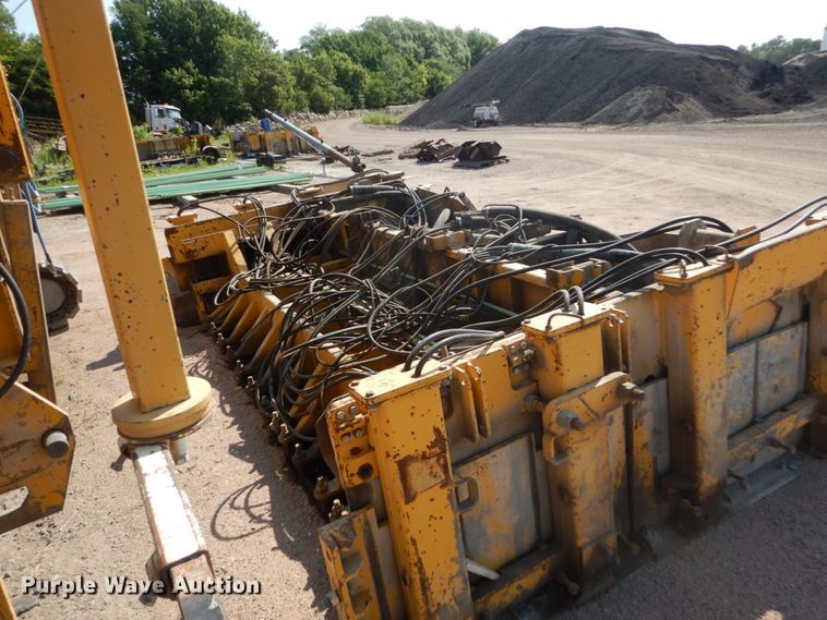 image for item HI9903 Gomaco GP-2600  slipform paver