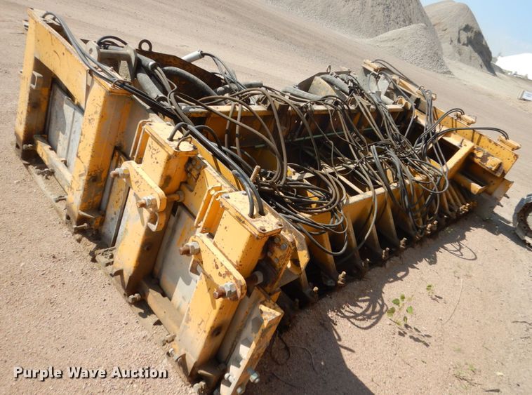 image for item HI9903 Gomaco GP-2600  slipform paver