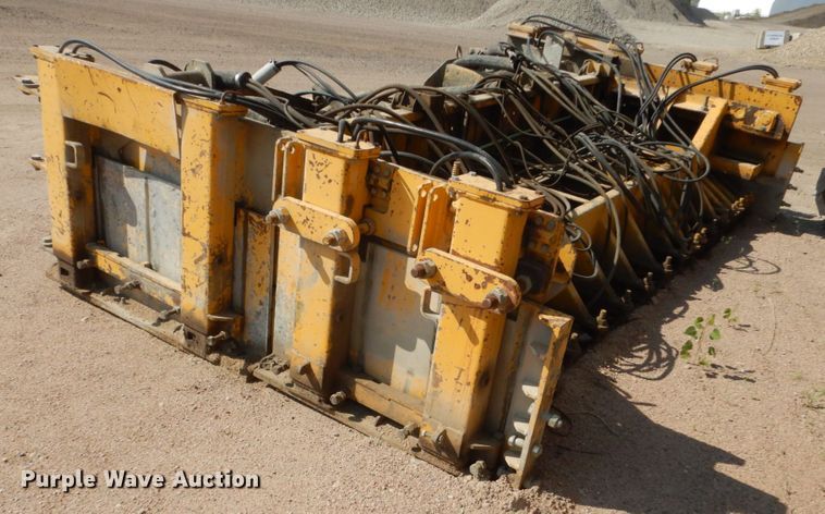 image for item HI9903 Gomaco GP-2600  slipform paver