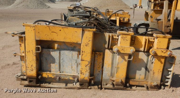 image for item HI9903 Gomaco GP-2600  slipform paver