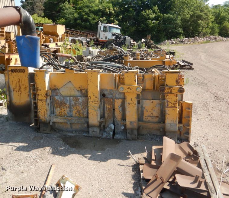 image for item HI9903 Gomaco GP-2600  slipform paver