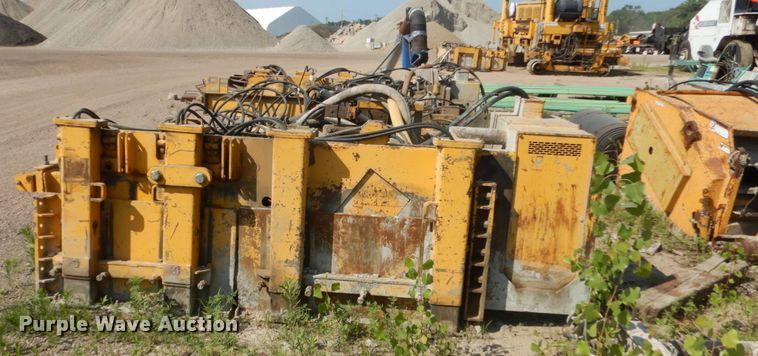 image for item HI9903 Gomaco GP-2600  slipform paver