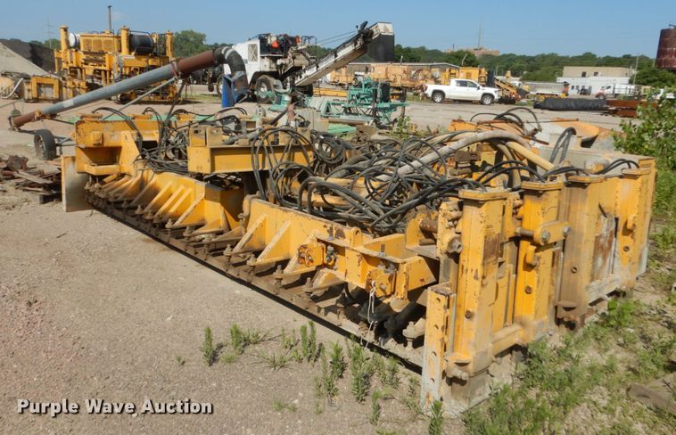 image for item HI9903 Gomaco GP-2600  slipform paver