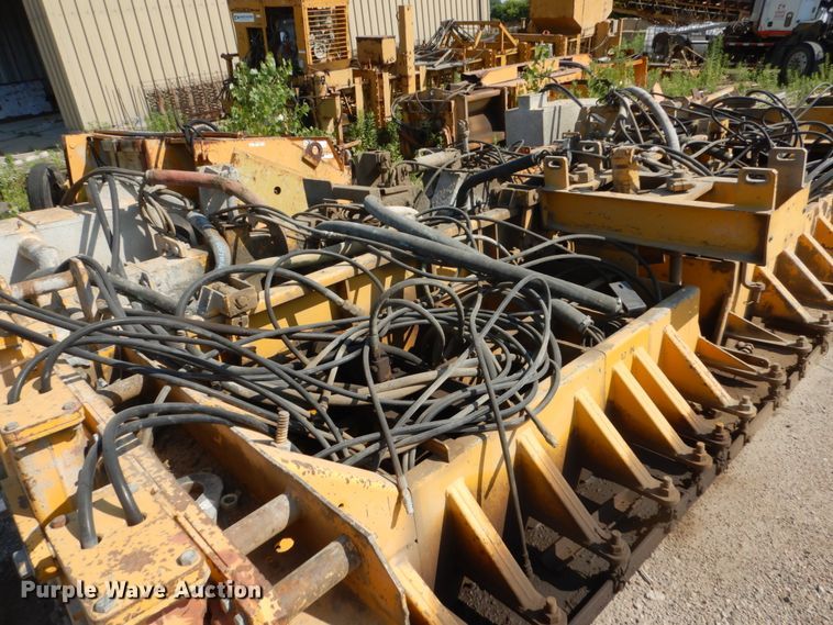 image for item HI9903 Gomaco GP-2600  slipform paver