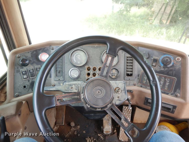 image for item HP9586 1998 Caterpillar D250E  haul truck