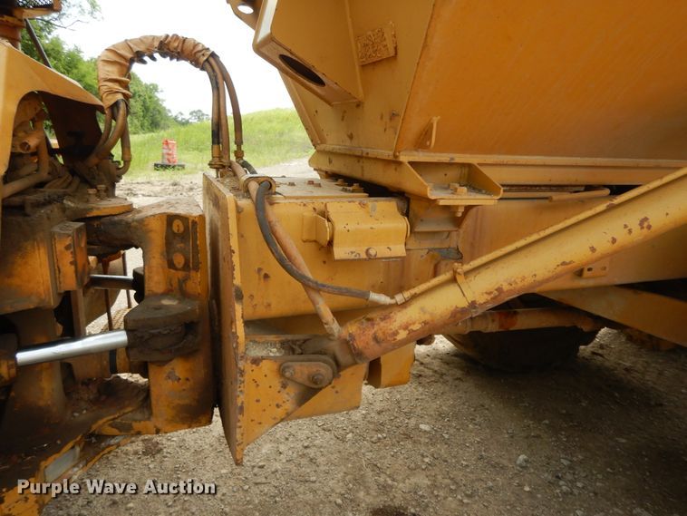 image for item HP9586 1998 Caterpillar D250E  haul truck