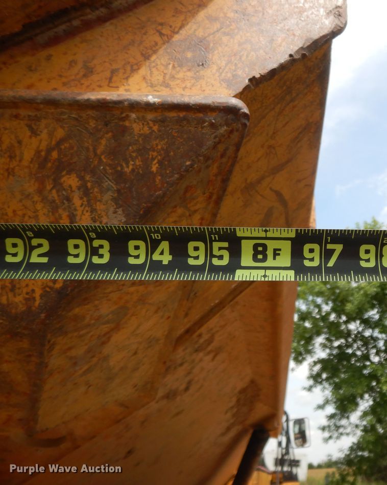 image for item HP9586 1998 Caterpillar D250E  haul truck