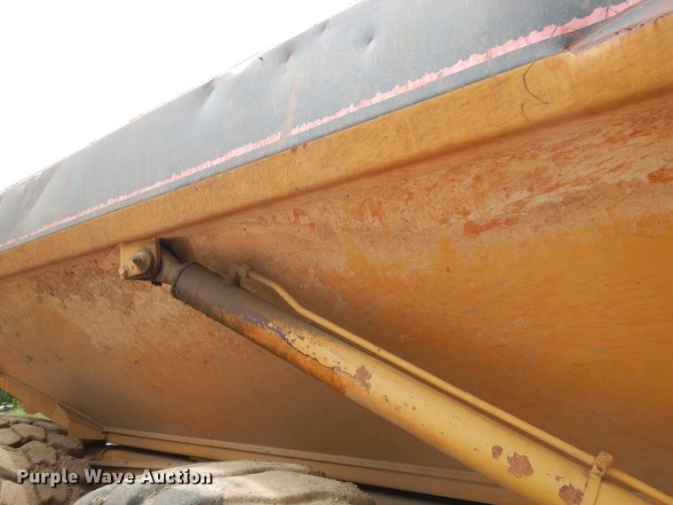 image for item HP9586 1998 Caterpillar D250E  haul truck