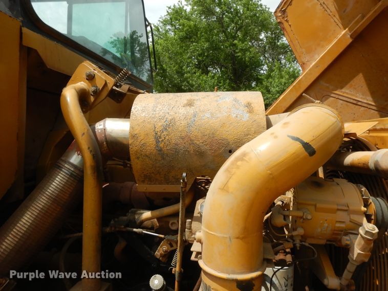 image for item HP9586 1998 Caterpillar D250E  haul truck