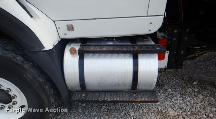 image for item HT9319 2011 International 7600  vacuum truck