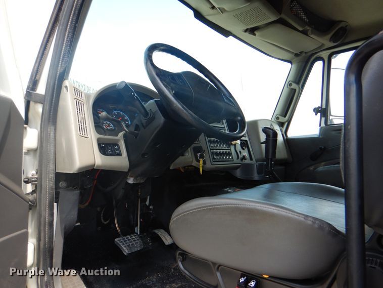 image for item HT9319 2011 International 7600  vacuum truck