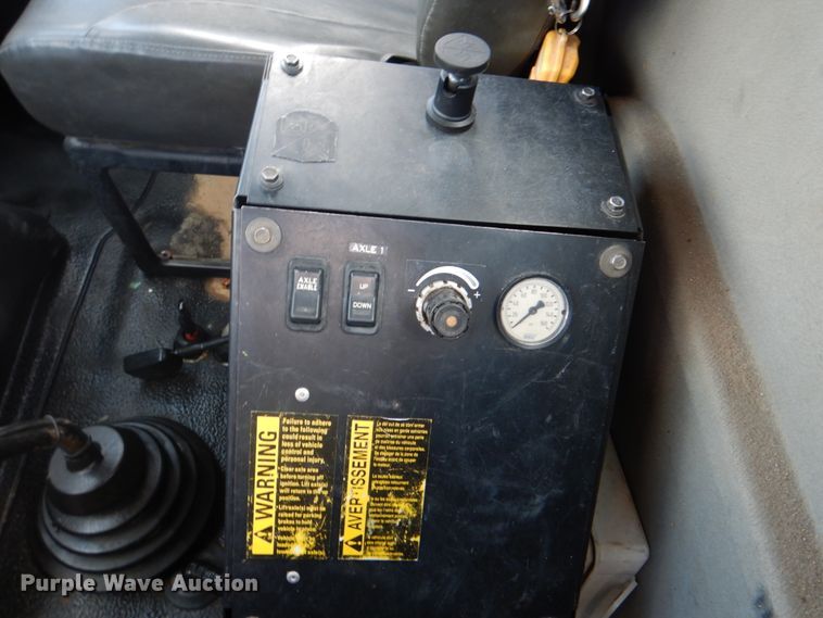 image for item HT9319 2011 International 7600  vacuum truck