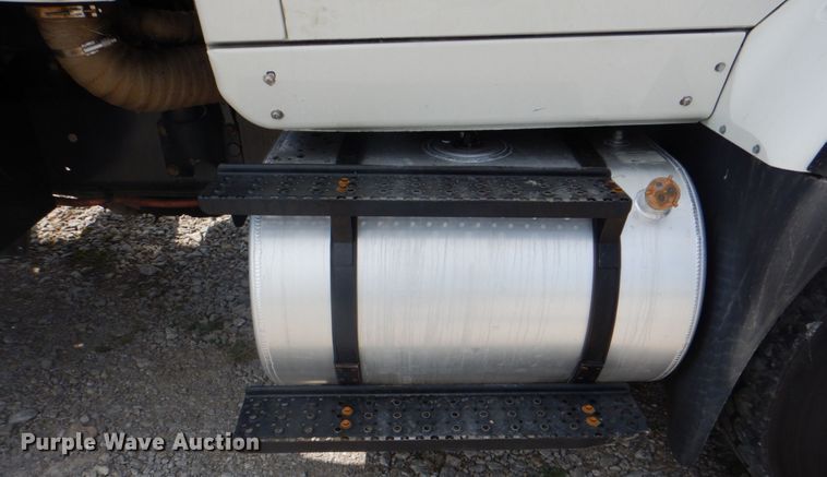 image for item HT9319 2011 International 7600  vacuum truck