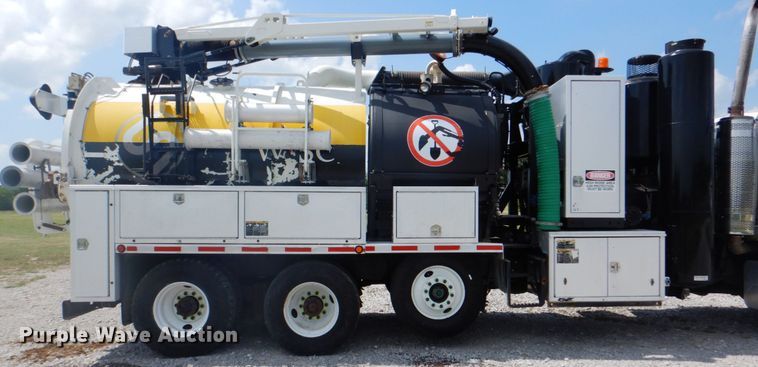 image for item HT9319 2011 International 7600  vacuum truck