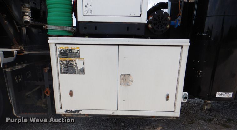 image for item HT9319 2011 International 7600  vacuum truck