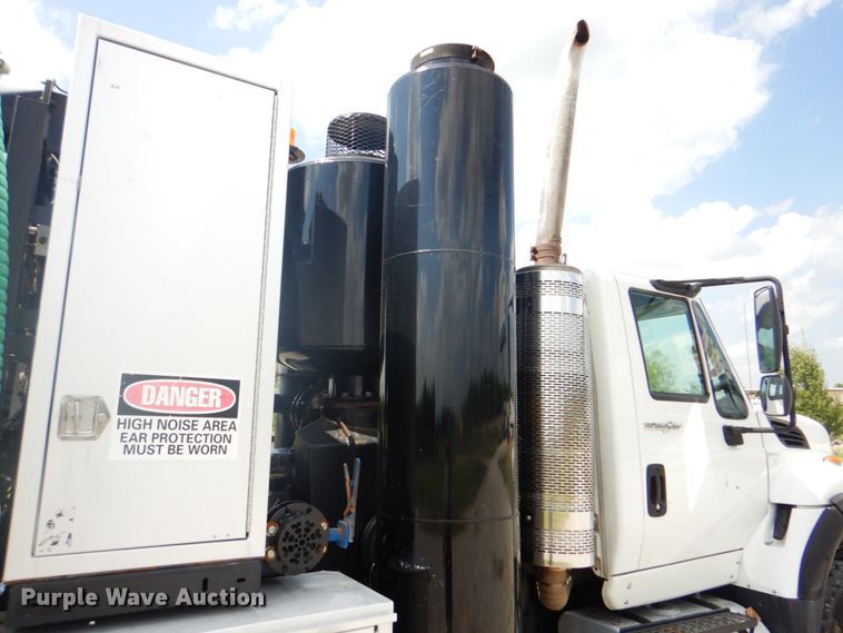 image for item HT9319 2011 International 7600  vacuum truck