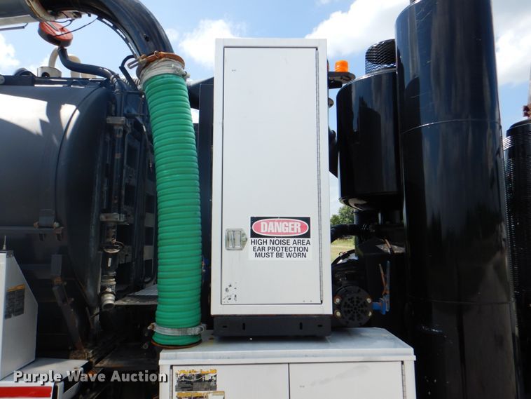 image for item HT9319 2011 International 7600  vacuum truck