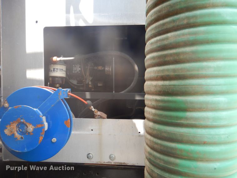 image for item HT9319 2011 International 7600  vacuum truck