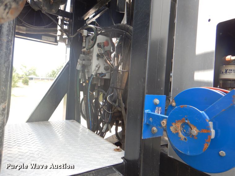 image for item HT9319 2011 International 7600  vacuum truck