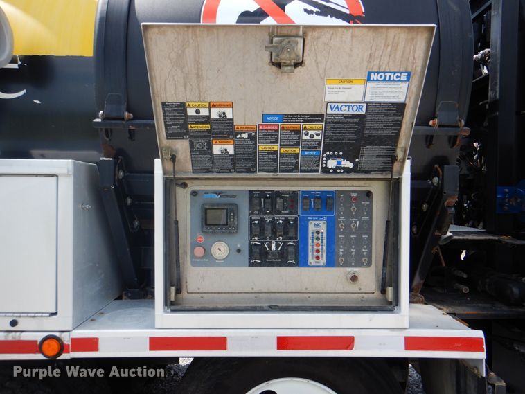 image for item HT9319 2011 International 7600  vacuum truck