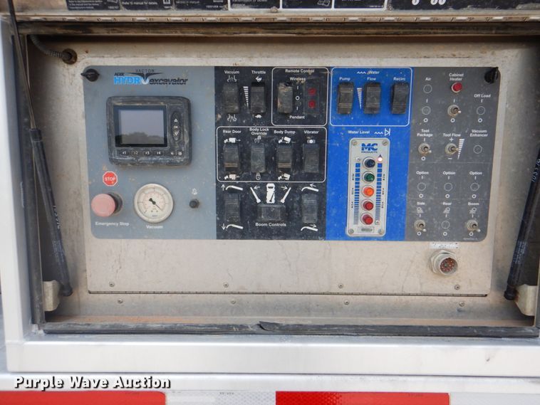 image for item HT9319 2011 International 7600  vacuum truck