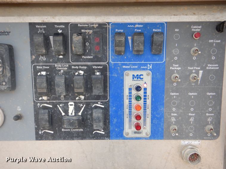 image for item HT9319 2011 International 7600  vacuum truck