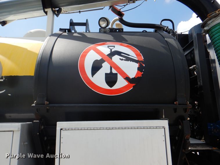 image for item HT9319 2011 International 7600  vacuum truck