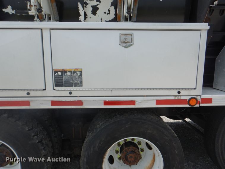 image for item HT9319 2011 International 7600  vacuum truck