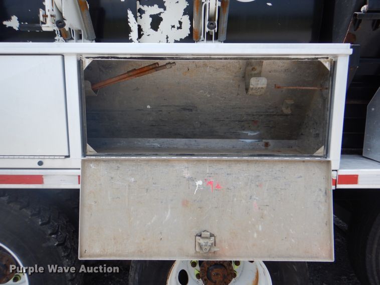 image for item HT9319 2011 International 7600  vacuum truck