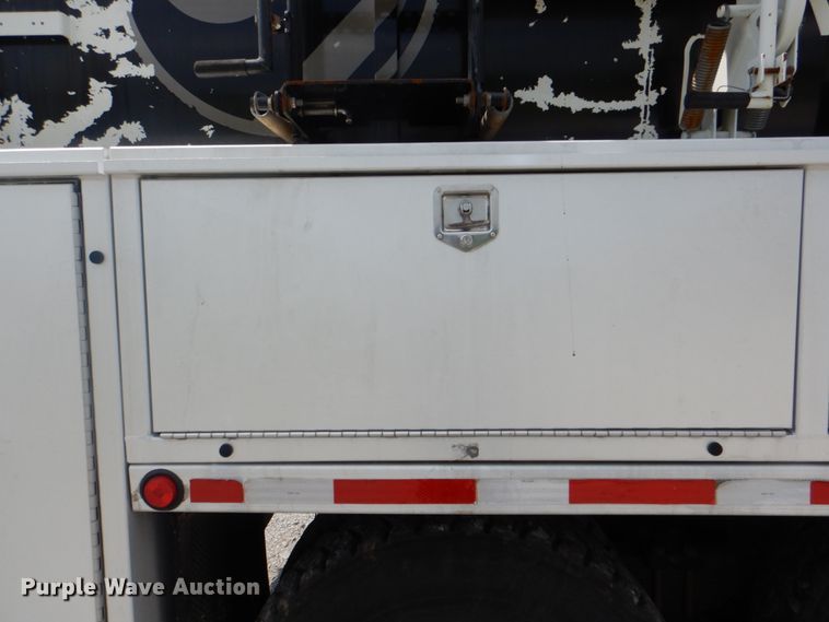 image for item HT9319 2011 International 7600  vacuum truck