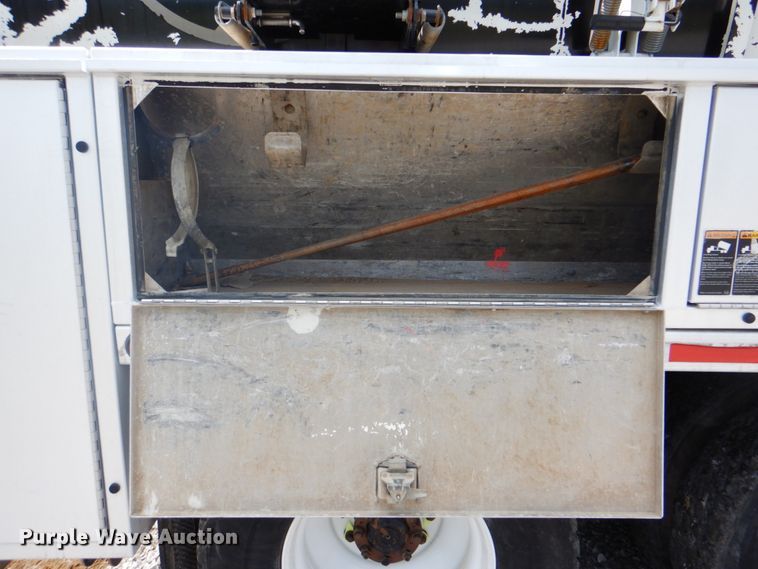 image for item HT9319 2011 International 7600  vacuum truck