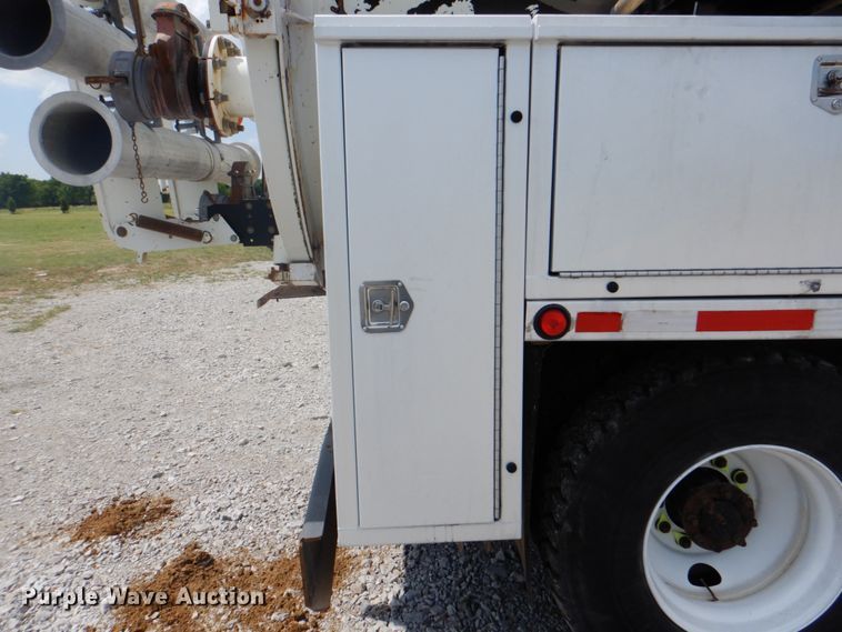 image for item HT9319 2011 International 7600  vacuum truck