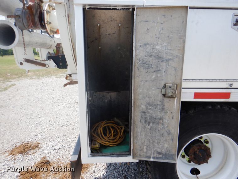 image for item HT9319 2011 International 7600  vacuum truck